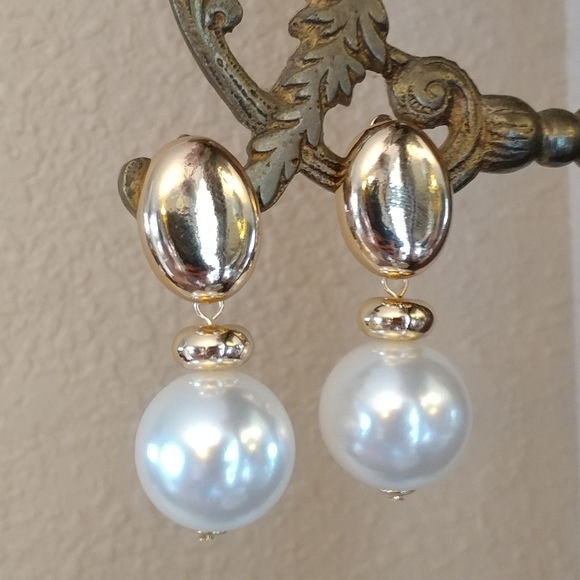 Jewelry - 5/$25 NWOT jumbo pearl & gold earrings